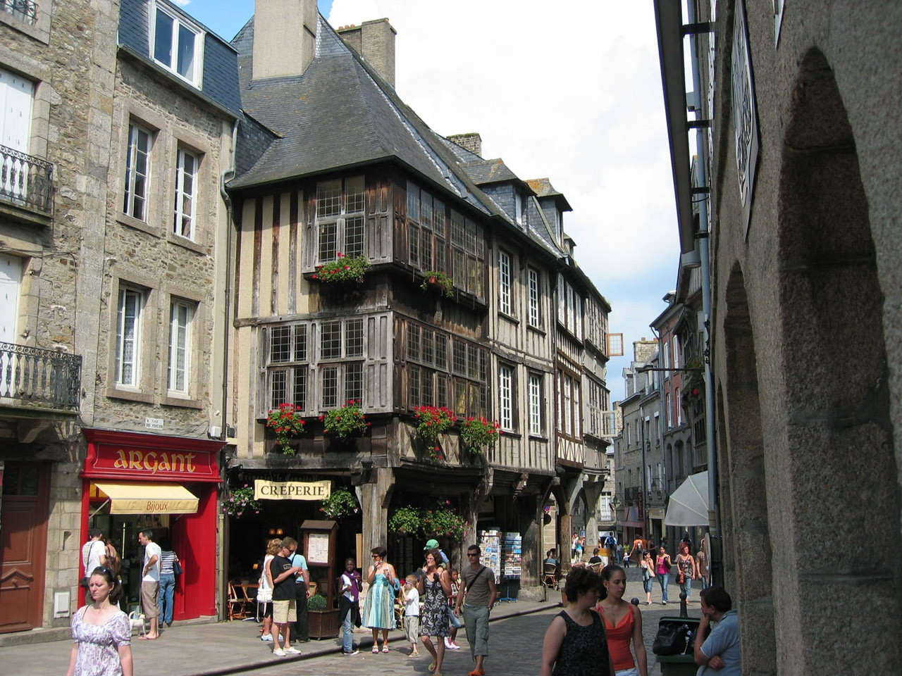 Люди в Динане, Франция. Фото 2 – фотографии Франции