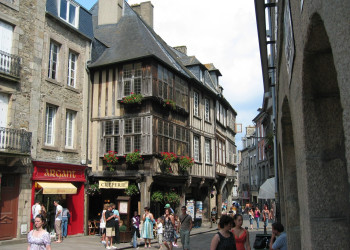 Люди в Динане, Франция. Фото 2 – фотографии Франции