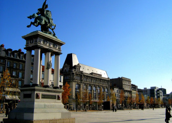 Достопримечательность в Клермон-Ферран, Франция – фотографии Франции