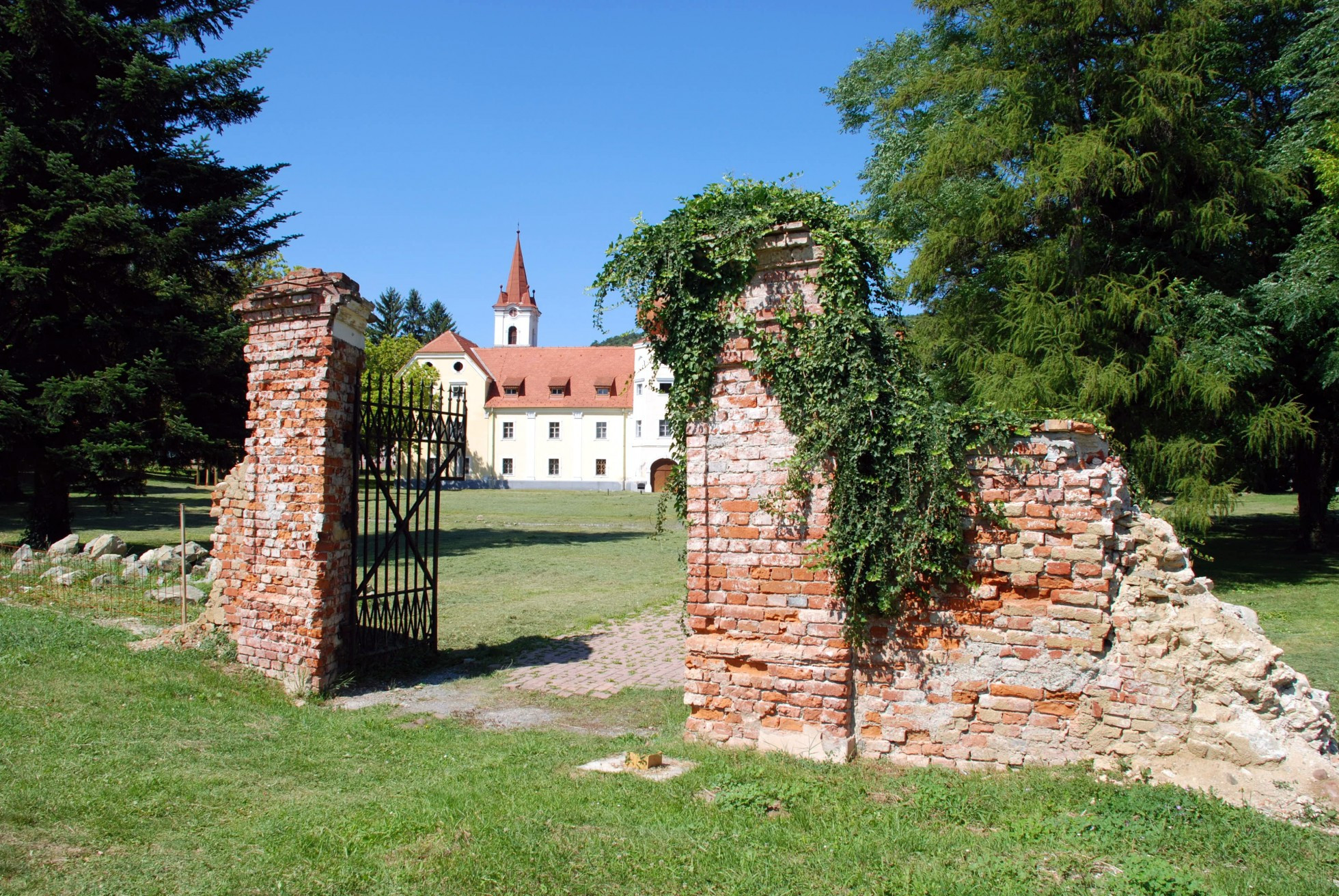 Монастырь в Словонии, Хорватия. Фото 1 – фотографии Хорватии