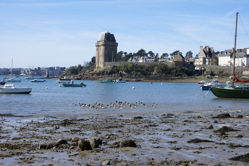 Яхты  и катера в Сен-Мало, Франция – фотографии Франции