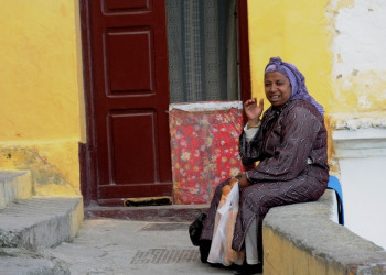 Женщина в Танжере, Марокко – фотографии Марокко