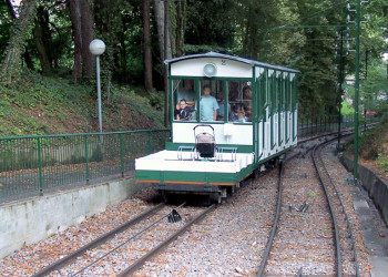 Поезд в Эвиан-ле-Бен, Франция – фотографии Франции