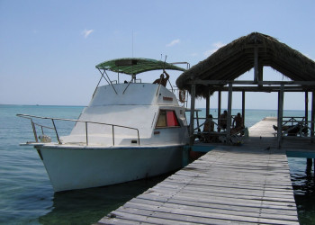 Катер у причала в Хувентуде, Куба – фотографии Кубы