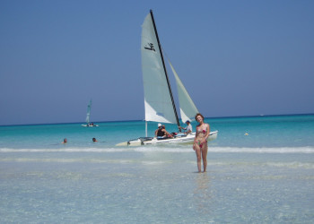 Девушка на пляже в Варадеро, Куба – фотографии Кубы