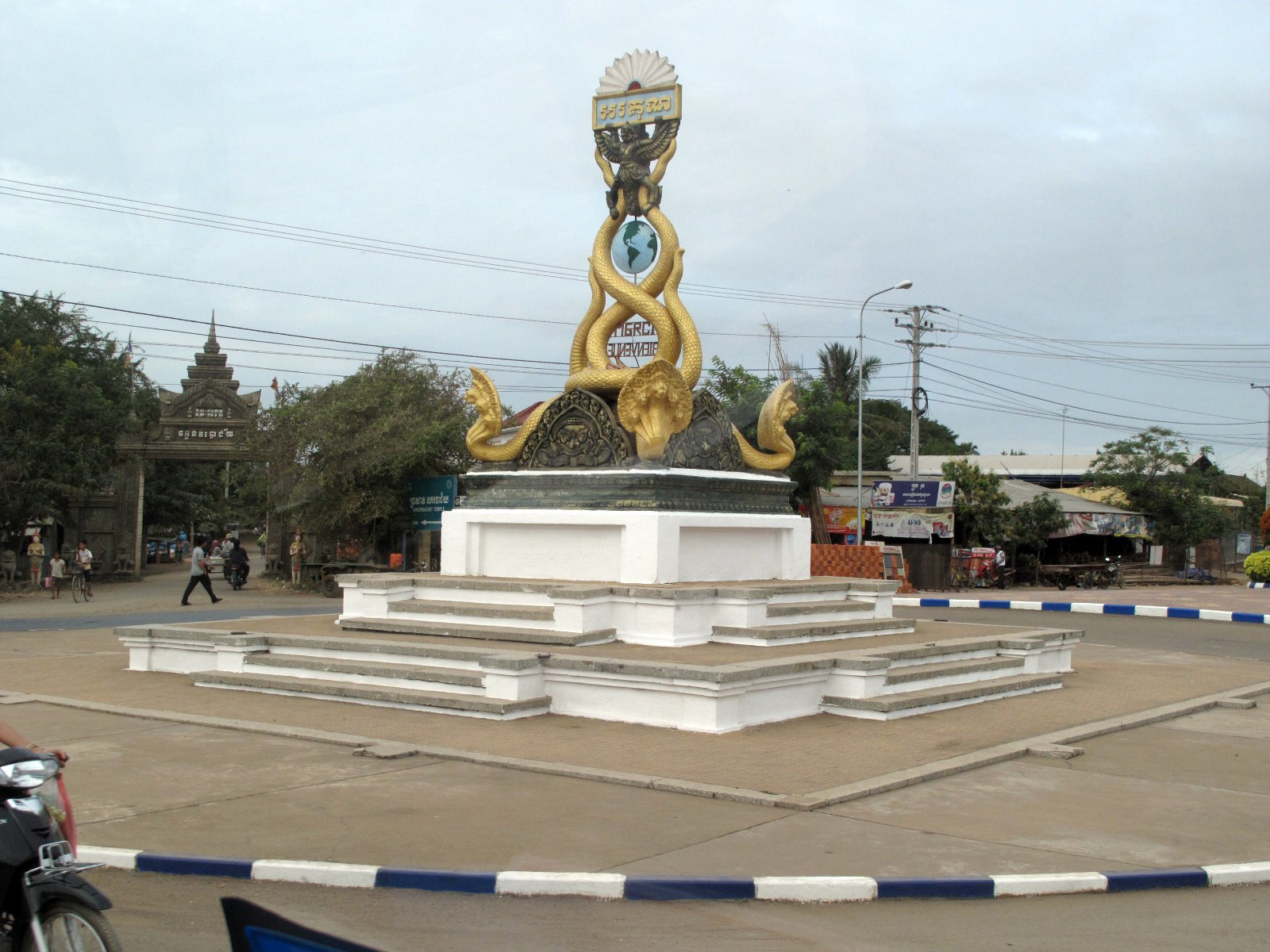 Скульптура в Кампонгтяме, Камбоджа – фотографии Камбоджи