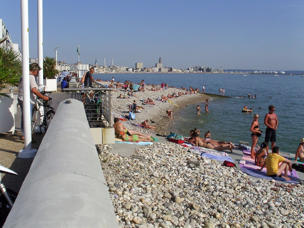 Люди на пляже в Гавре, Франция. Фото 2 – фотографии Франции