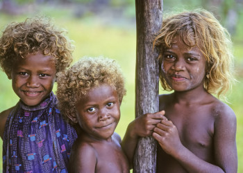 Светловолосые детишки с Соломоновых Островов – фотографии Соломоновых Островов