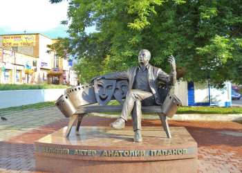 Памятник актёру Папанову в Вязьме – фотографии России