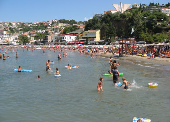 Люди на пляже в Ульцинь, Черногория. Фото 2 – фотографии Черногории