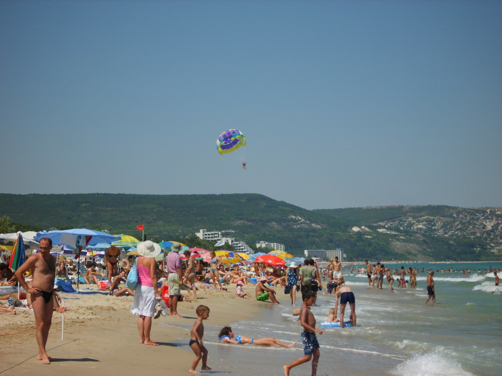 Люди на пляже в Кранево, Болгария. Фото 1 – фотографии Болгарии