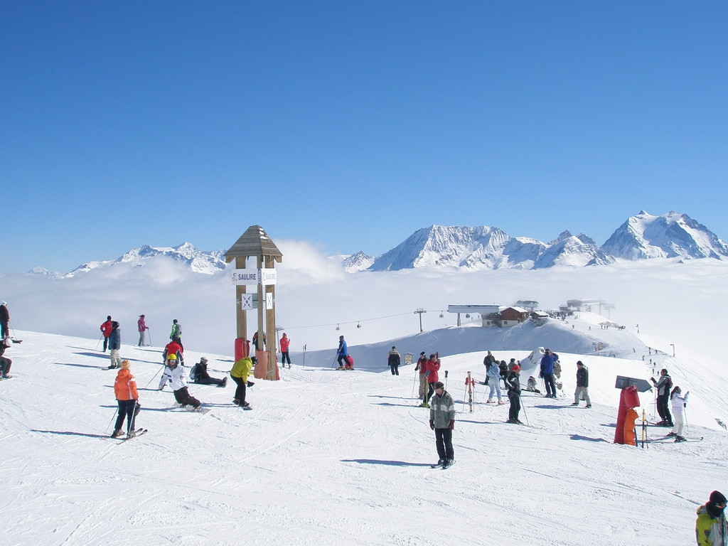 Лыжники в Ле-Менюире, Франция – фотографии Франции