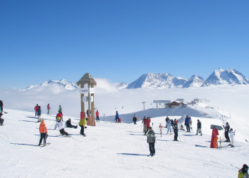 Лыжники в Ле-Менюире, Франция – фотографии Франции