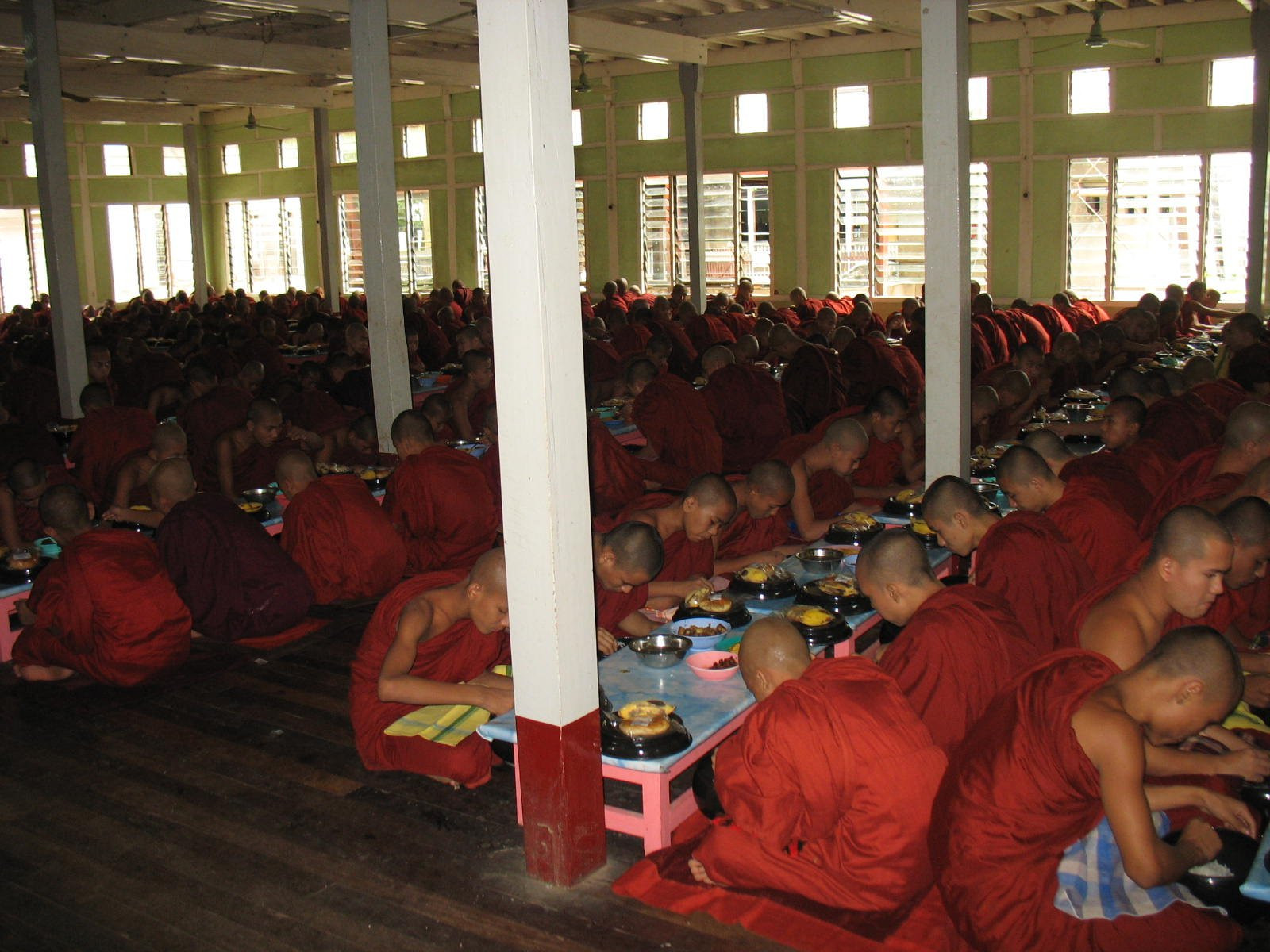 Столовая в Маха-Гандхаён Чьяун – фотографии Мьянмы