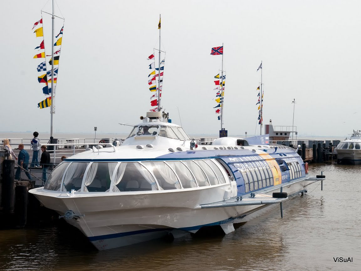 Теплоход у причала в Петергофе, Россия – фотографии России