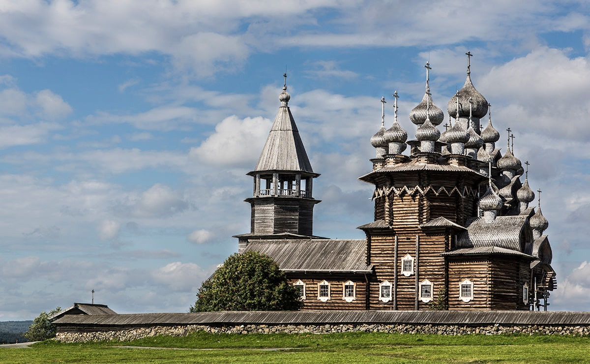 Архитектурный ансамбль Кижи (Kizhi Pogost) – это один из узнаваемых природных заповедников России – фотографии России