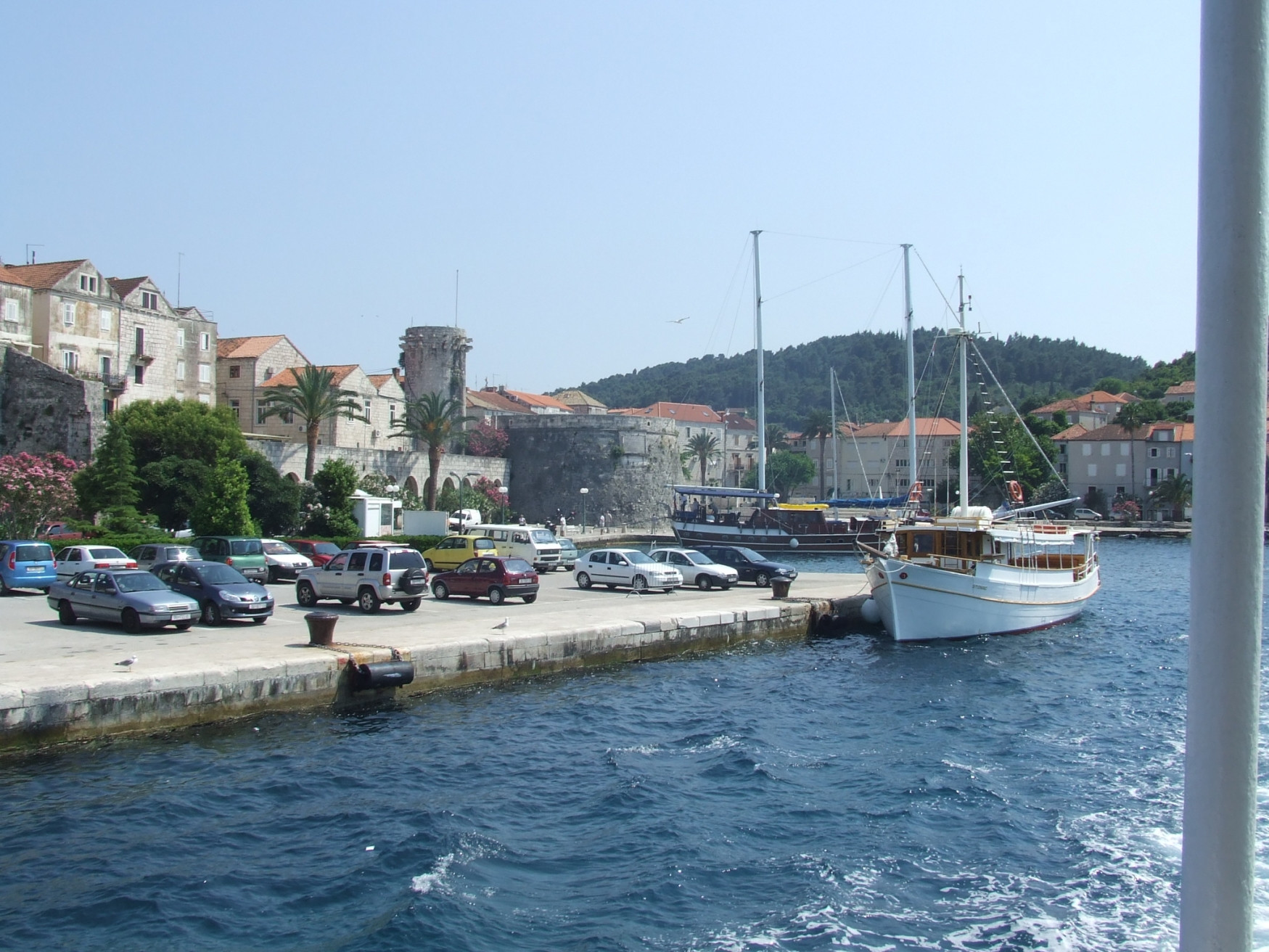 Транспорт на причале в Корчула, Хорватия – фотографии Хорватии