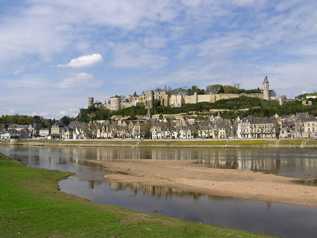 Набережная в Шиноне, Франция. Фото 1 – фотографии Франции