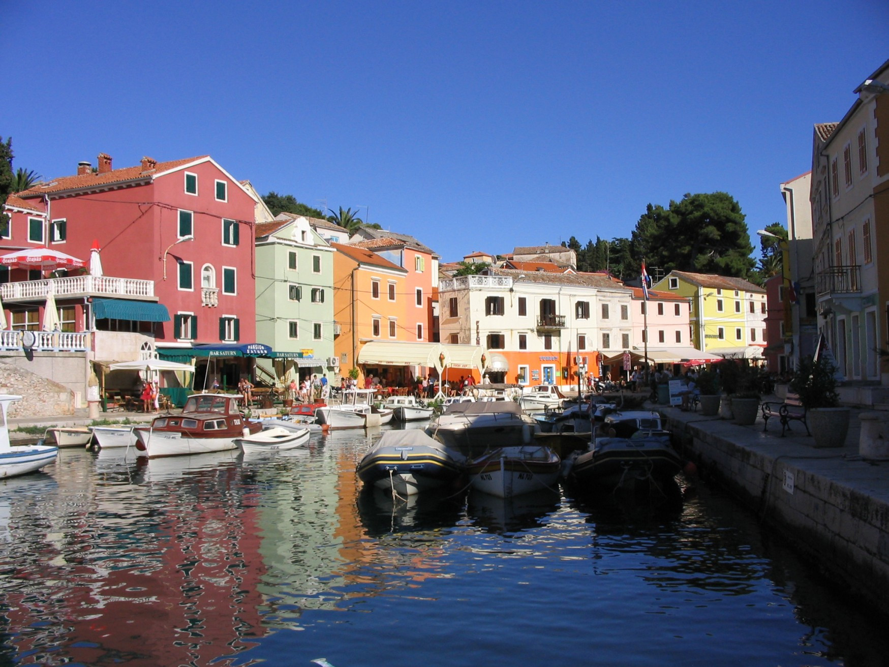 Лодки у причала в Вели-Лошинь, Хорватия – фотографии Хорватии