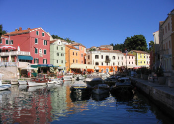 Лодки у причала в Вели-Лошинь, Хорватия – фотографии Хорватии