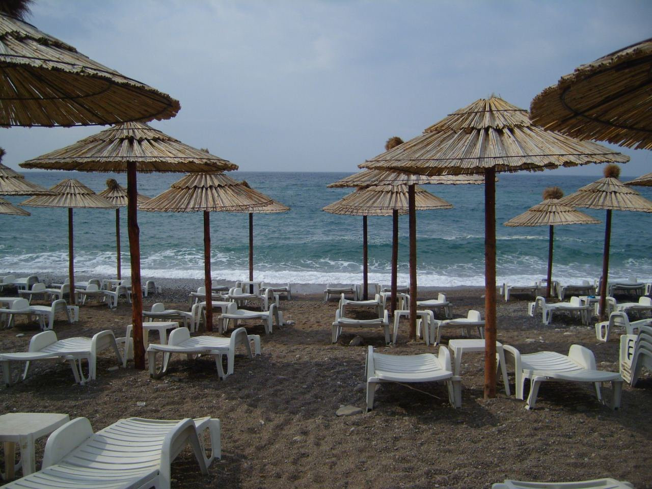 Шезлонги на пляже в Петровац, Черногория. Фото 1 – фотографии Черногории