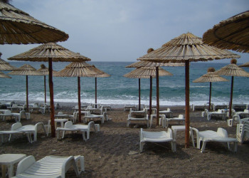 Шезлонги на пляже в Петровац, Черногория. Фото 1 – фотографии Черногории