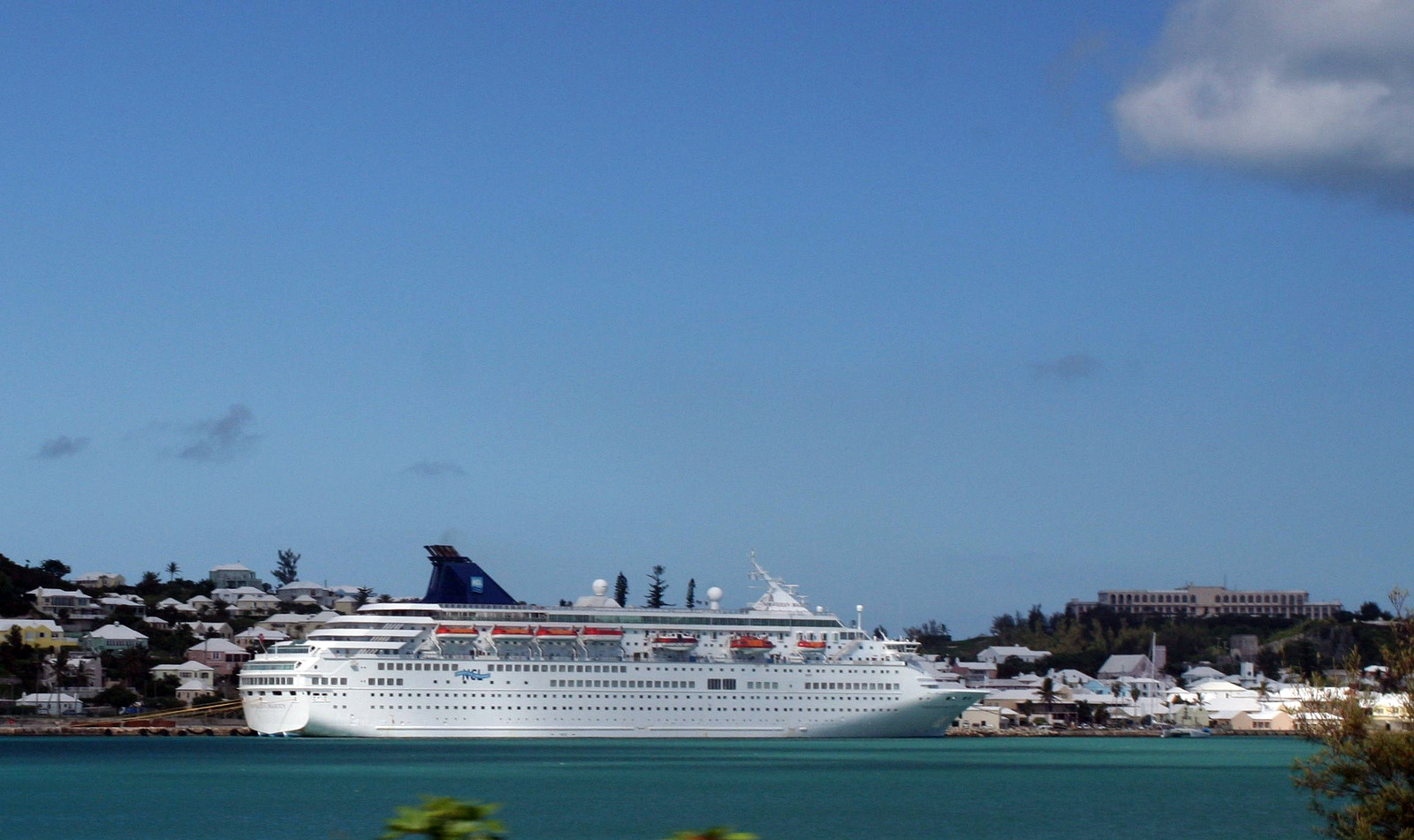 Круизный лайнер у Сент-Джорджа – фотографии Бермудских островов