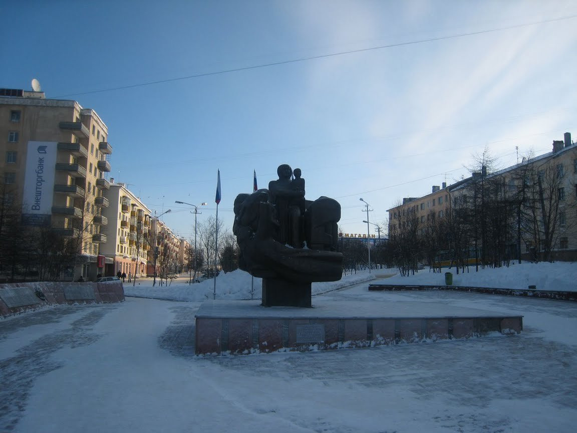 Памятник в Магадане, Россия. Фото 1 – фотографии России