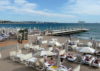 Шезлонги на пляже в Канне, Франция – фотографии Франции