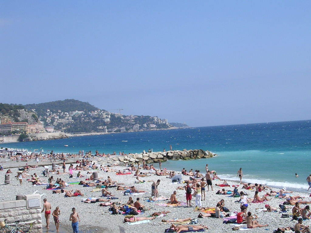 Туристы на пляже в Ницце, Франция. Фото 1 – фотографии Франции