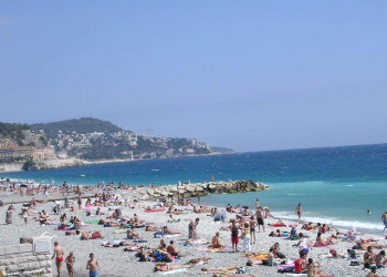 Туристы на пляже в Ницце, Франция. Фото 1 – фотографии Франции