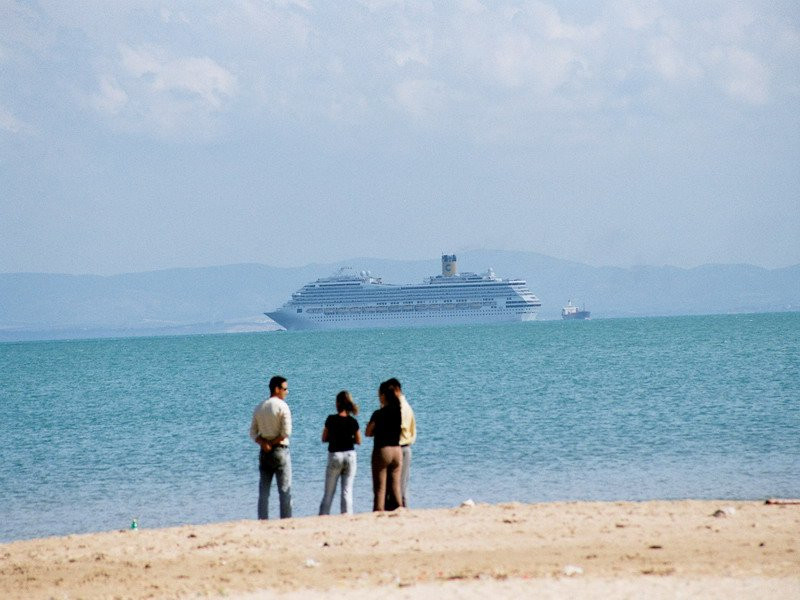 Люди на пляже Северного Туниса – фотографии Туниса