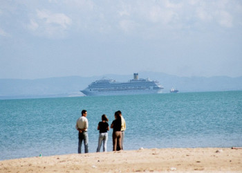 Люди на пляже Северного Туниса – фотографии Туниса