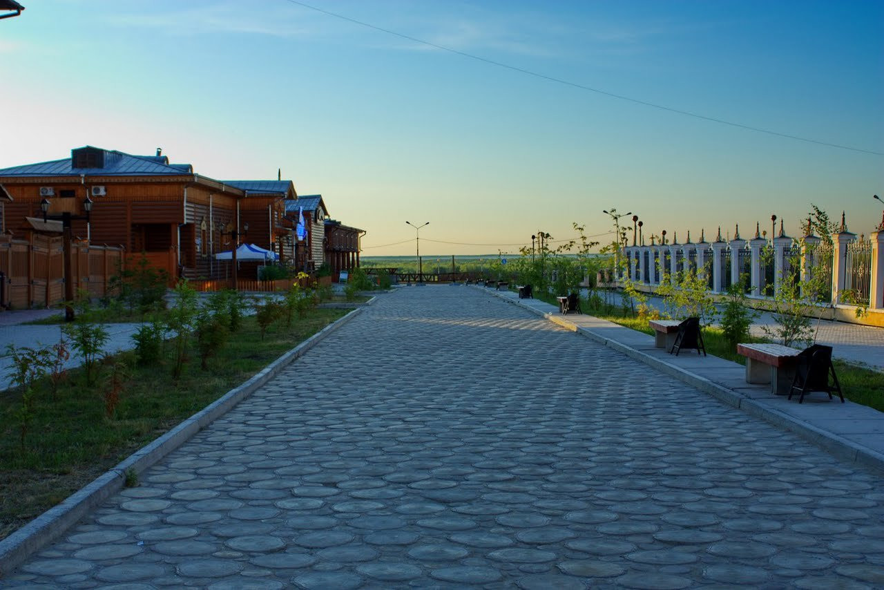 Аллея в Якутске, Россия – фотографии России