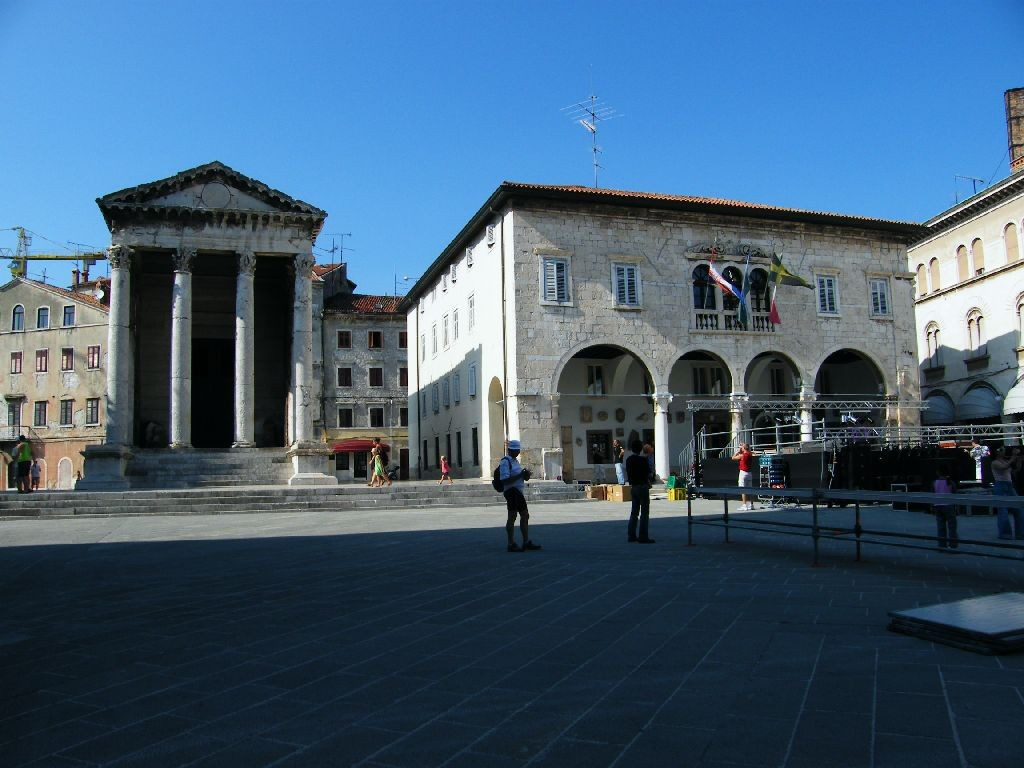 Площадь в Пула, Хорватия – фотографии Хорватии