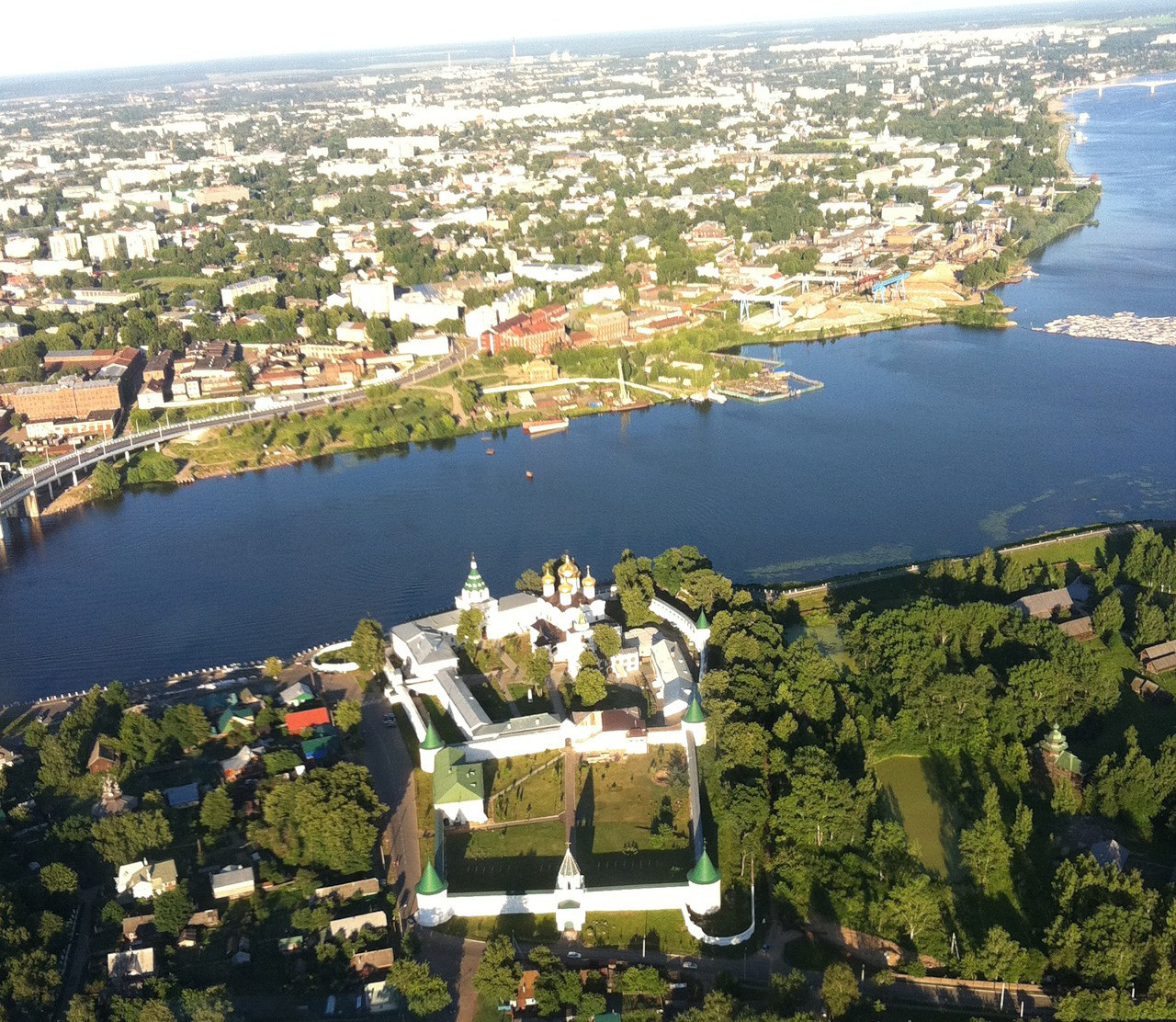 Свято-Троицкий Ипатьевский монастырь, Кострома, вид сверху – фотографии России