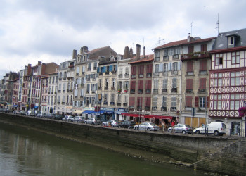 Набережная в Байонне, Франция. Фото 7 – фотографии Франции