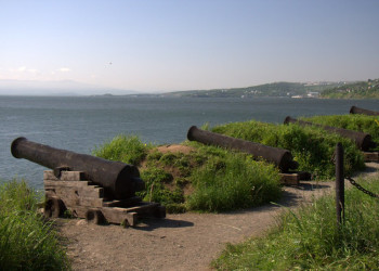 Достопримечательность в Авачинской бухте, Россия. Фото 1 – фотографии России