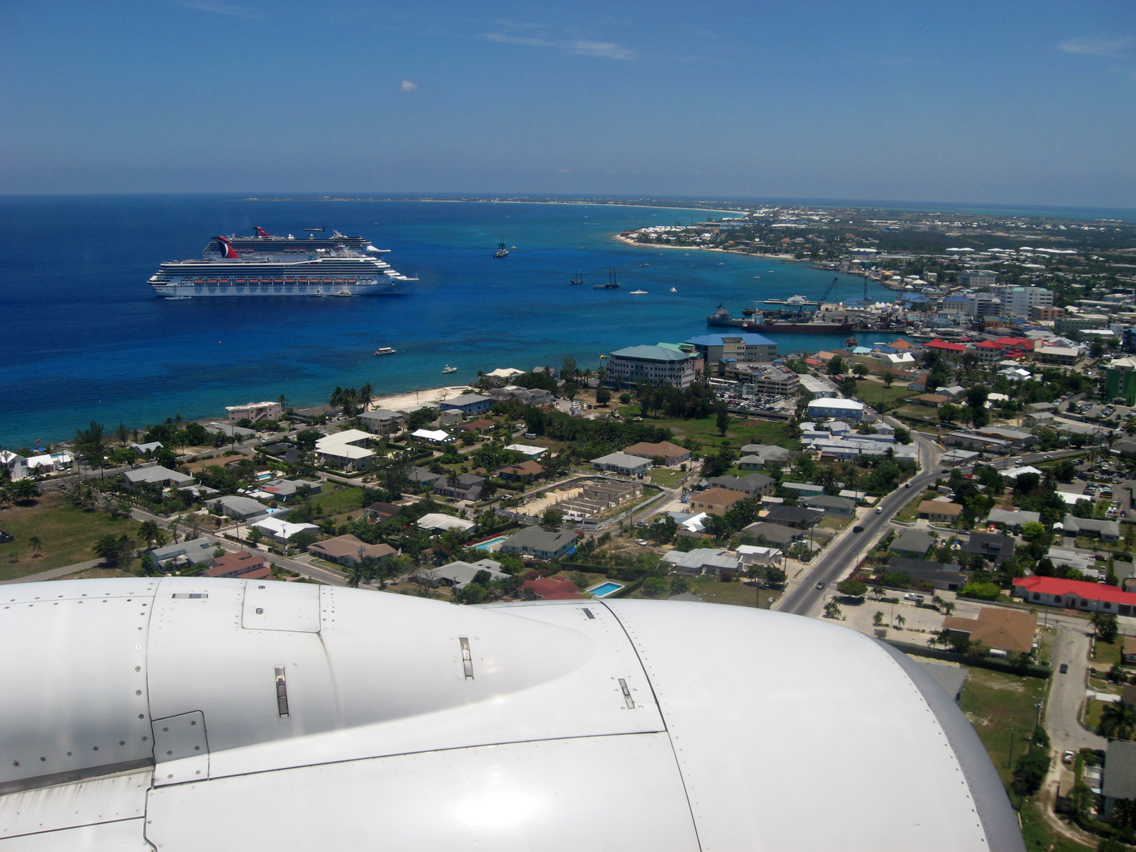 Пролетая над Джорджтауном на Гранд-Каймане – фотографии Каймановых островов