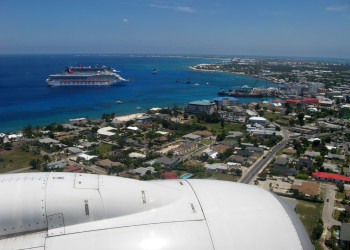 Пролетая над Джорджтауном на Гранд-Каймане – фотографии Каймановых островов