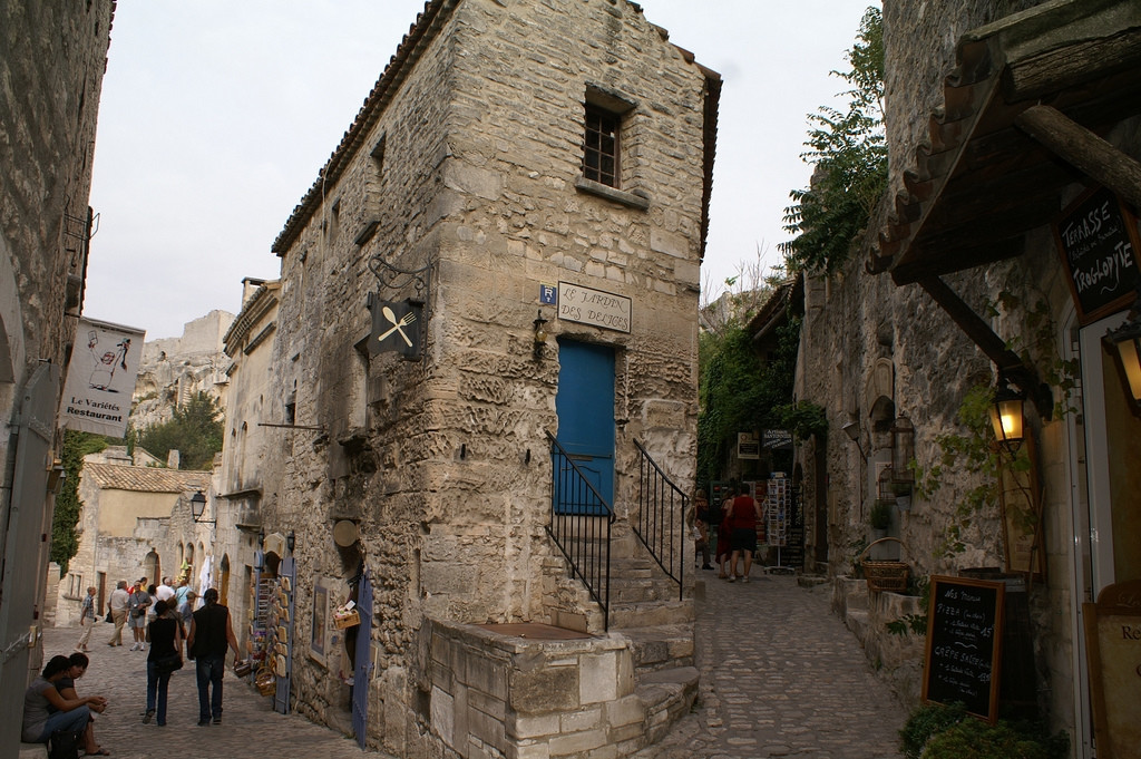 Улица в Ле-Бо-де-Прованс, Франция – фотографии Франции