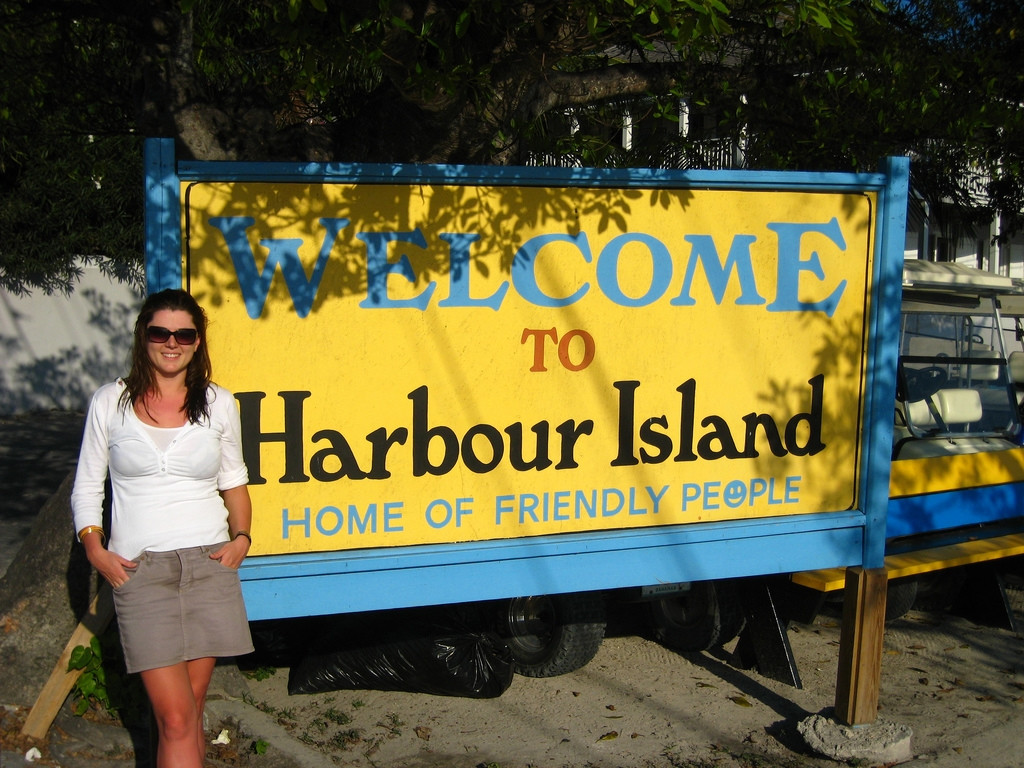 Женщина на острове Харбор  Айленд, Багамские острова – фотографии Багамских островов