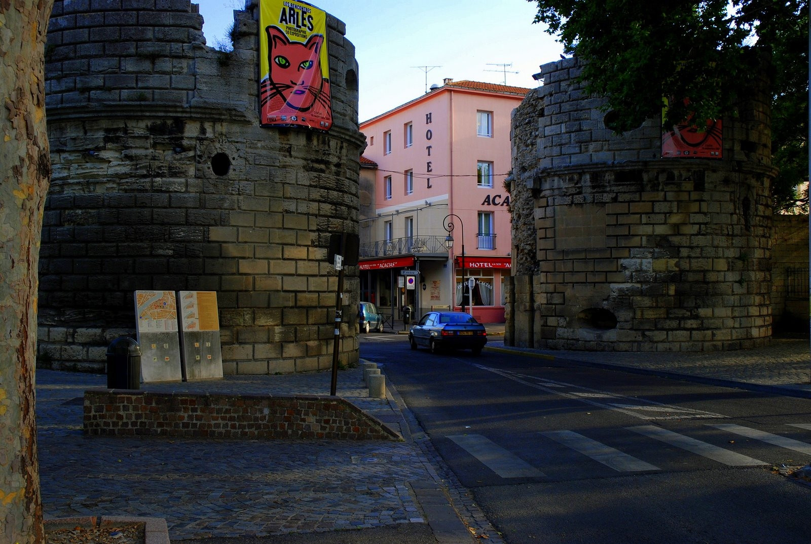 Улица в Арль, Франция – фотографии Франции