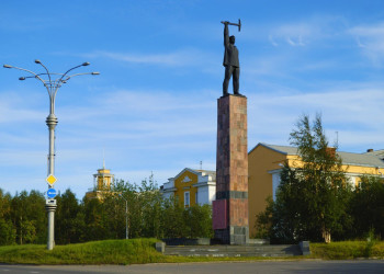 Памятник в Мончегорске, Россия – фотографии России