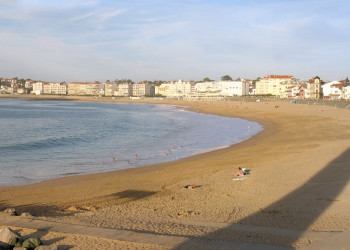 Набережная в Сен-Жан-де-Люз, Франция – фотографии Франции