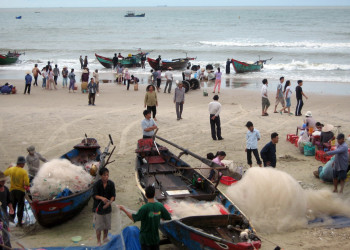 Рыбаки на пляже Вунгтау – фотографии Вьетнама