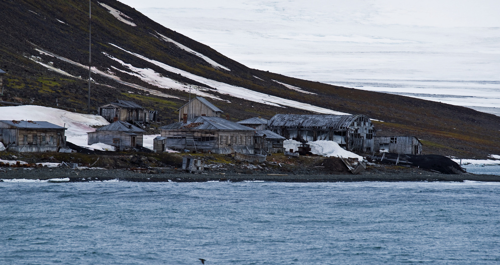 Арктическая станция в бухте Тихая на острове Гукера – фотографии России