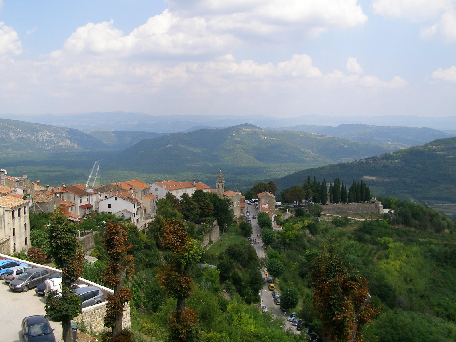 Панорамный вид в Мотовун, Хорватия – фотографии Хорватии