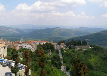 Панорамный вид в Мотовун, Хорватия – фотографии Хорватии