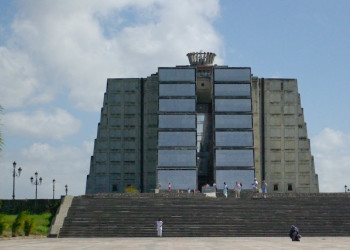 Маяк, могила Х.Калумбо – фотографии Доминиканы